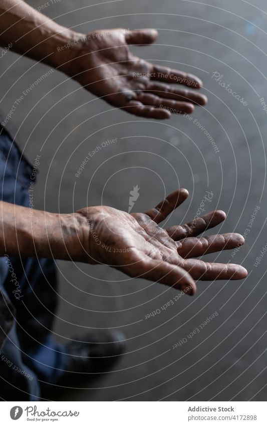 Anonymer Mechaniker demonstriert schmutzige Hände in der Werkstatt Arbeiter Hand dreckig manifestieren Job professionell Mann Reparatur Dienst Beruf Fähigkeit