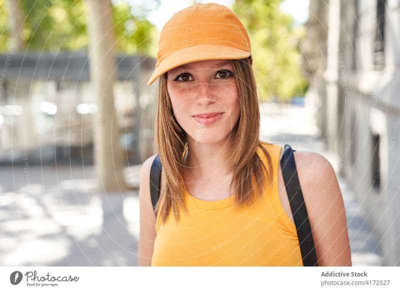 Teenager-Mädchen mit Hut auf einer Stadtstraße urban Glück Sommersprossen positiv Frau Straße Lifestyle jung Lächeln Freude tausendjährig Schüler Optimist