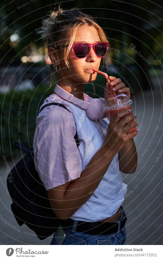 Junge Frau mit Sonnenbrille trinkt Milchshake im Park trinken Sommer ruhen Hipster Teenager genießen Lifestyle jung trendy cool sich[Akk] entspannen