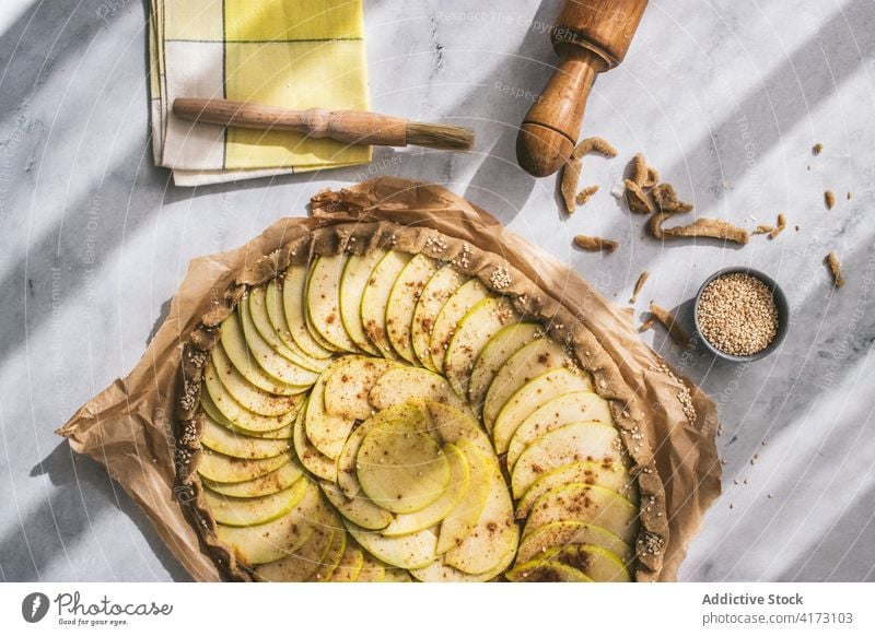 Apfel-Galette auf dem Tisch serviert Apfelgalette gekocht essbar Apfelkuchen Kruste Zucker Zimt Französisch gebacken geschmackvoll frisch Gesundheit Äpfel