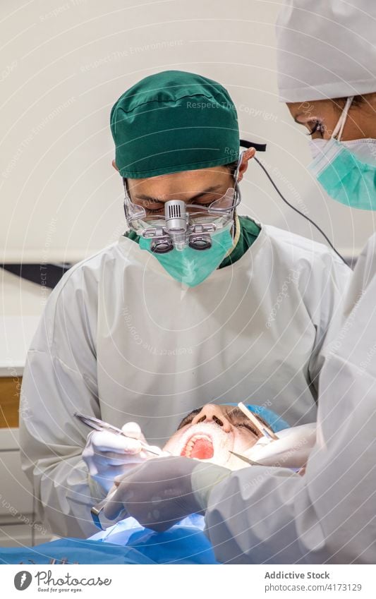 Zahnärzte behandeln Zähne eines Patienten Zahnarzt untersuchen geduldig Arzt dental Stomatologie mündlich Leckerbissen Assistent Instrument Medizin Hygiene