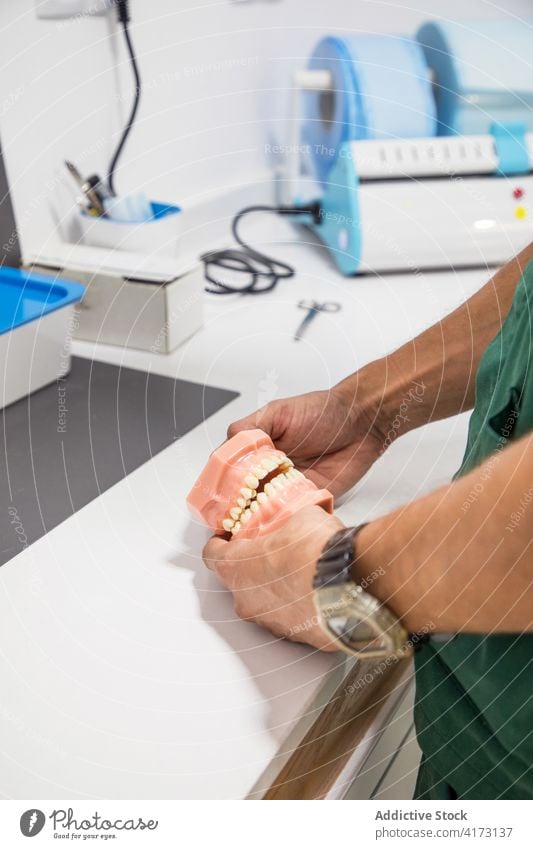 Anonymer Zahnarzt bei der Arbeit mit Zahnprothesen Aligner Deontologie stomatologisch Schimmel Prothetik schützend Kosmetik Zähne Ausrichtung Halterungen