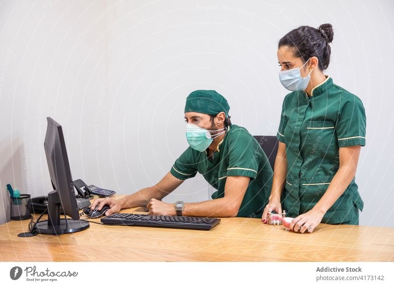 Mediziner nutzen Computer im Labor Arzt benutzend Analyse Frau lesen Daten Mann professionell Krankenhaus Kollege Klinik Gesundheitswesen Behandlung pc Arbeit