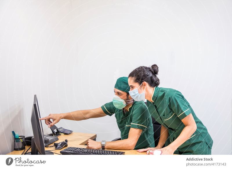 Mediziner nutzen Computer im Labor Arzt benutzend Analyse Frau lesen Daten Mann professionell Krankenhaus Kollege Klinik Gesundheitswesen Behandlung pc Arbeit