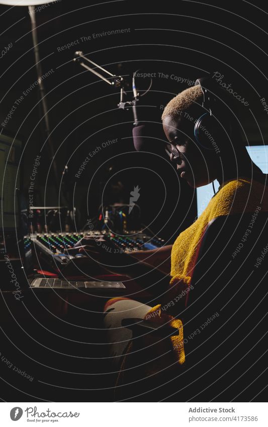 Ethnische Frau spricht in Mikrofon bei Radiosender Ausstrahlung Station sprechen Wirt auf Sendung live ethnisch schwarz Afroamerikaner Kontrolle Panel Atelier