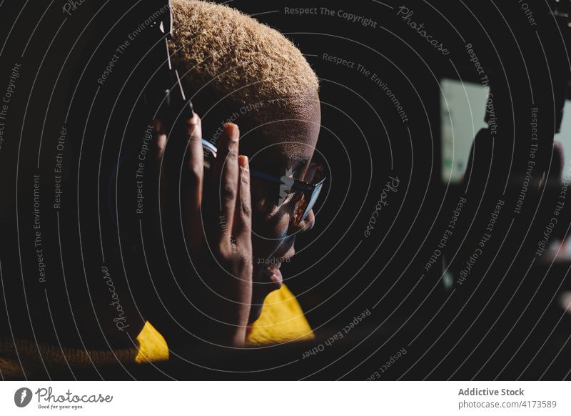 Schwarze Frau im Radiosender Station Ausstrahlung Wirt Atelier Mikrofon sprechen heiter ethnisch schwarz Afroamerikaner dunkel Arbeit Job reden professionell