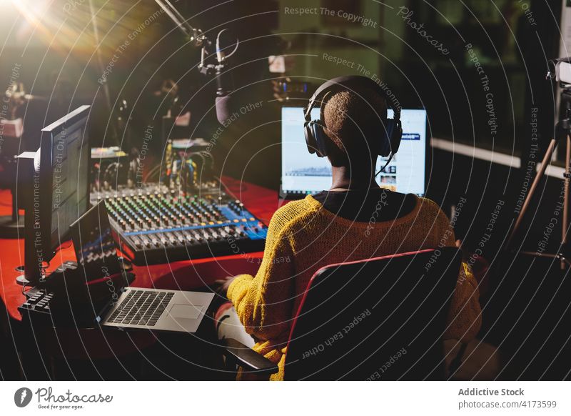 Schwarze Frau arbeitet bei einem Radiosender Ausstrahlung Station Wirt Kontrolle Panel Atelier sprechen ethnisch schwarz Afroamerikaner dunkel Arbeit Job reden
