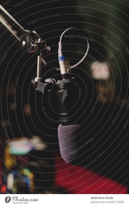 Modernes Mikrofon im Rundfunkstudio Ausstrahlung Radio Station Aufzeichnen Atelier auf Sendung dunkel professionell Gerät live Musik Zeitgenosse elektronisch