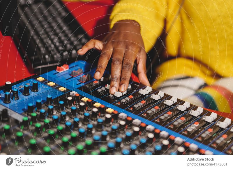Crop schwarze Frau mit Bedienfeld im Radiosender mischen Konsole Station Ausstrahlung Wirt Mikrofon auf Sendung benutzend Funkübertragung ethnisch