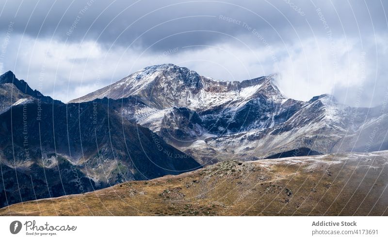 Rocky Mountain Grat mit Schnee bedeckt Berge u. Gebirge Felsen Ambitus Kamm rau Berghang Gipfel Cloud Panorama kalt majestätisch Landschaft felsig Natur Höhe