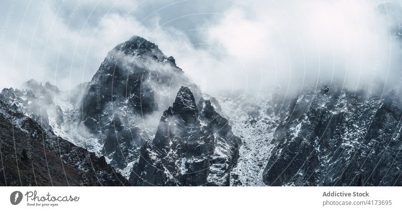 Rocky Mountain Grat mit Schnee bedeckt Berge u. Gebirge Felsen Ambitus Kamm rau Berghang Gipfel Cloud Panorama kalt majestätisch Landschaft felsig Natur Höhe