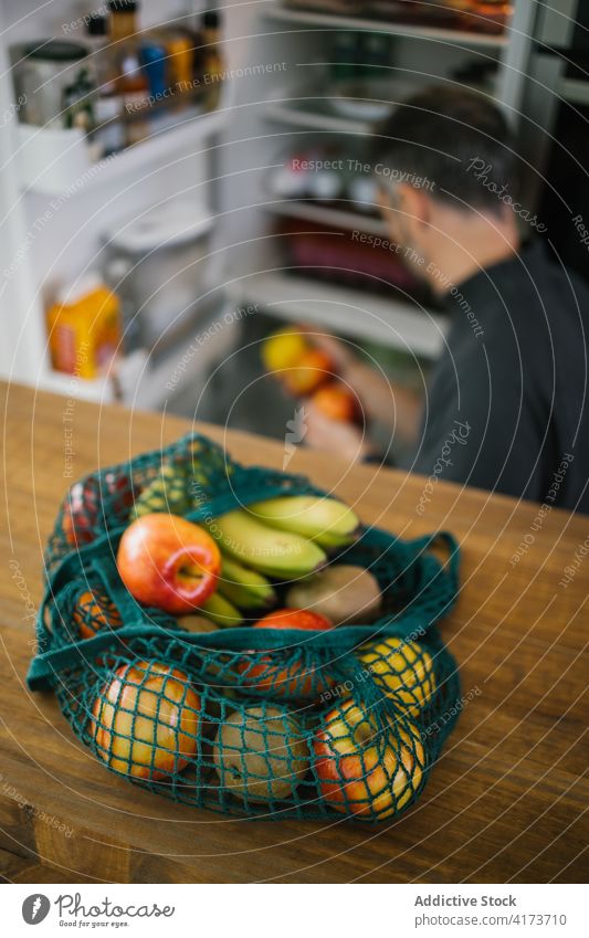 Sack mit frischem Obst auf dem Tisch in der Küche Frucht umweltfreundlich Tasche keine Verschwendung Ökologie Baumwolle Person reif Vegetarier natürlich Vitamin