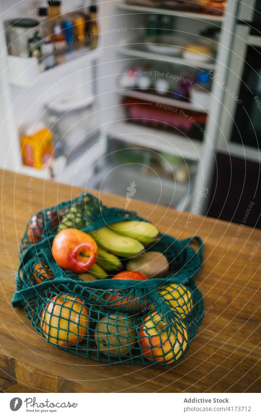 Verschiedene Früchte in umweltfreundlichen Beuteln Baumwolle Tasche Frucht Öko Sack sortiert keine Verschwendung Konzept gesunde Ernährung frisch hölzern Tisch