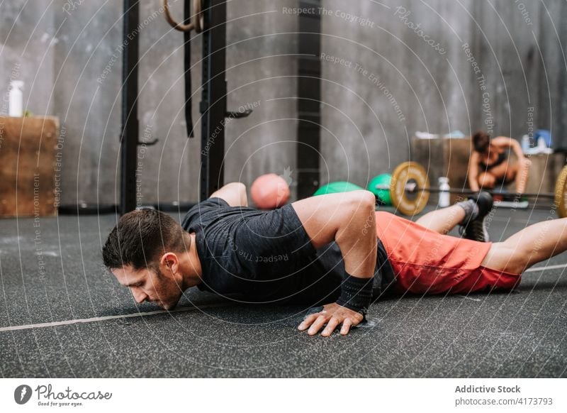 Sportler macht Liegestütze im Fitnessstudio hochschieben Training Übung operativ Mann Athlet Kraft männlich Wellness passen physisch Wohlbefinden Bestimmen Sie