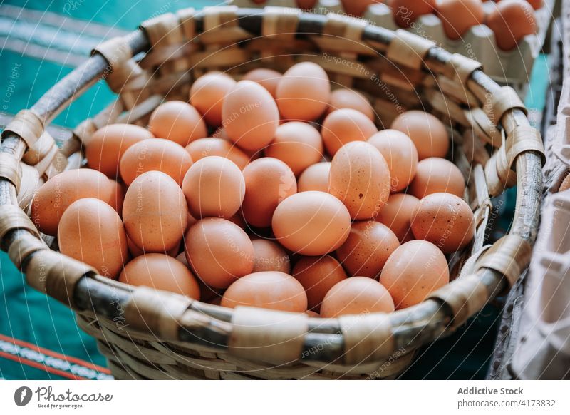 Weidenkorb mit Eiern am Marktstand Korb organisch Lebensmittel braun Produkt natürlich Lebensmittelgeschäft Ackerbau lokal frisch Gesundheit Ernährung