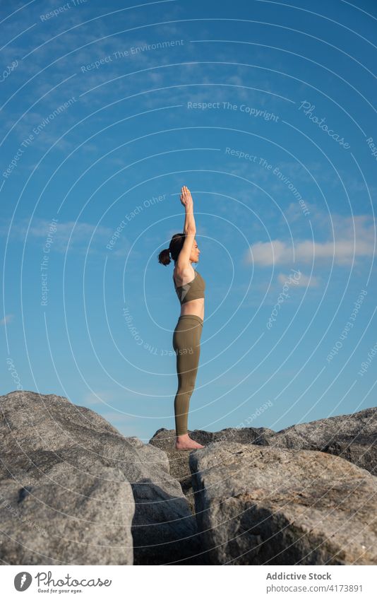 Konzentrierte Frau übt Yoga auf einem Felsen sich[Akk] entspannen Stein Blauer Himmel Natur Achtsamkeit Zen Asana üben Wellness Harmonie Wohlbefinden Windstille