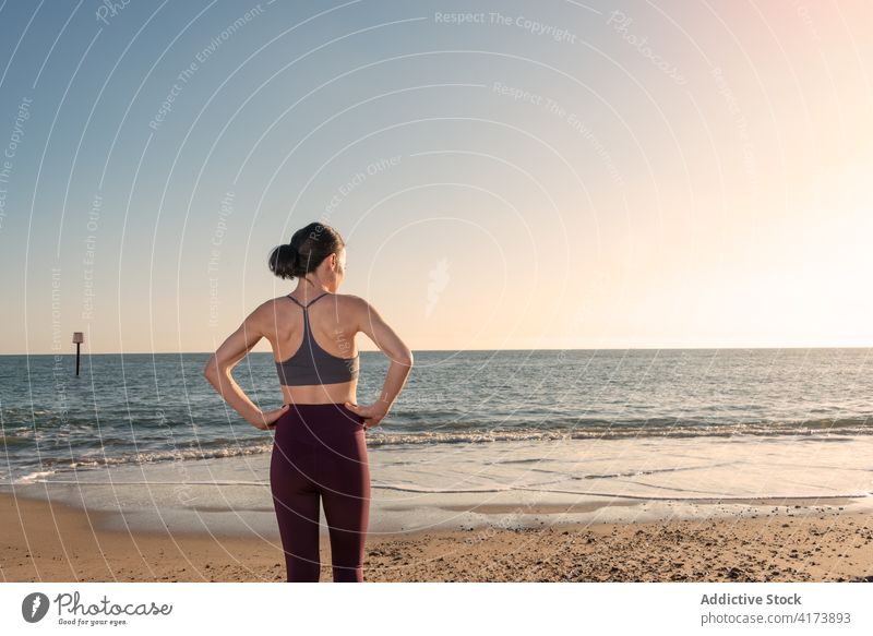 Fitte Frau in Sportkleidung ruht sich am Strand aus passen sportlich MEER ruhen schlank Ufer Fitness Training sonnig Küste Meer sich[Akk] entspannen Sand