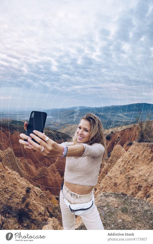 Glücklicher Reisender, der ein Selfie in den Bergen macht Berge u. Gebirge Frau Natur felsig Smartphone Umwelt wild Telefon Erosion Landschaft Mobile Apparatur