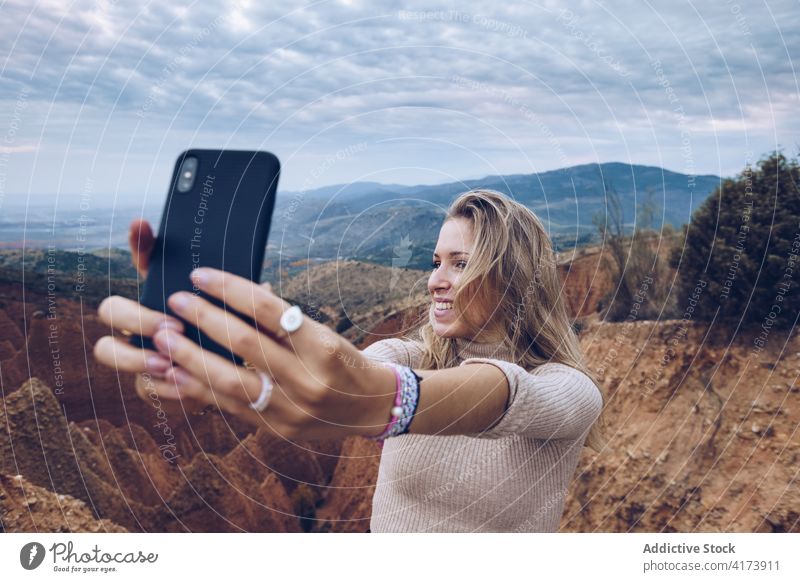 Glücklicher Reisender, der ein Selfie in den Bergen macht Berge u. Gebirge Frau Natur felsig Smartphone Umwelt wild Telefon Erosion Landschaft Mobile Apparatur