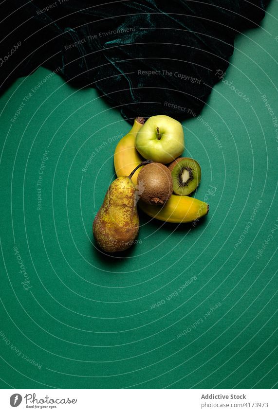 Verschiedene grüne Früchte auf dem Tisch Frucht verschiedene frisch natürlich Birne Apfel Kiwi Banane Lebensmittel Gesundheit organisch Vitamin reif Farbe