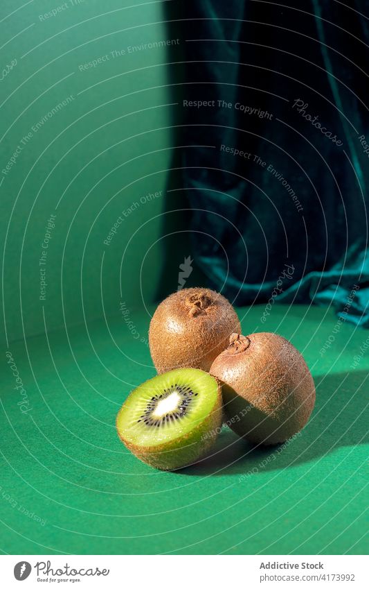 Verschiedene grüne Kiwis auf dem Tisch Frucht verschiedene frisch natürlich Lebensmittel Gesundheit organisch Vitamin reif Farbe Ernährung Diät Vegetarier