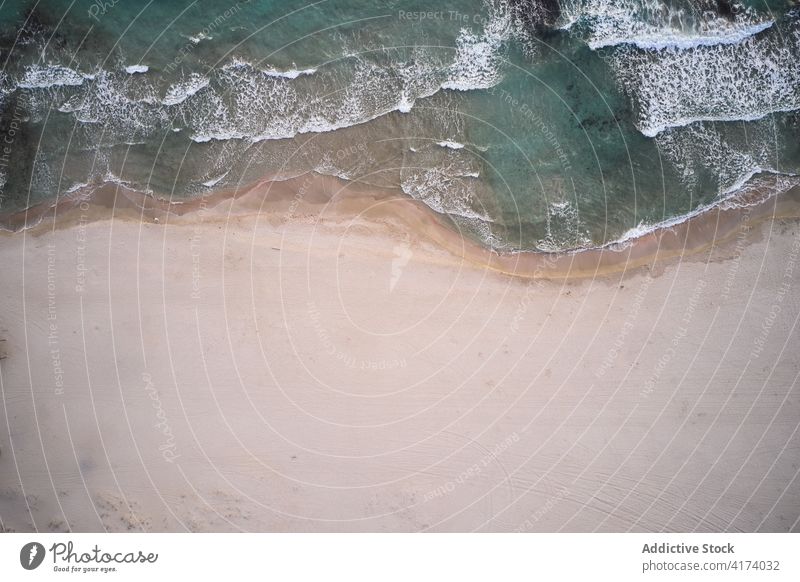 Meereswellen umspülen Sandstrand MEER Strand winken türkis Ufer Wasser Küste Seeküste Natur schäumen reisen Meeresufer Meereslandschaft Küstenlinie Seegras