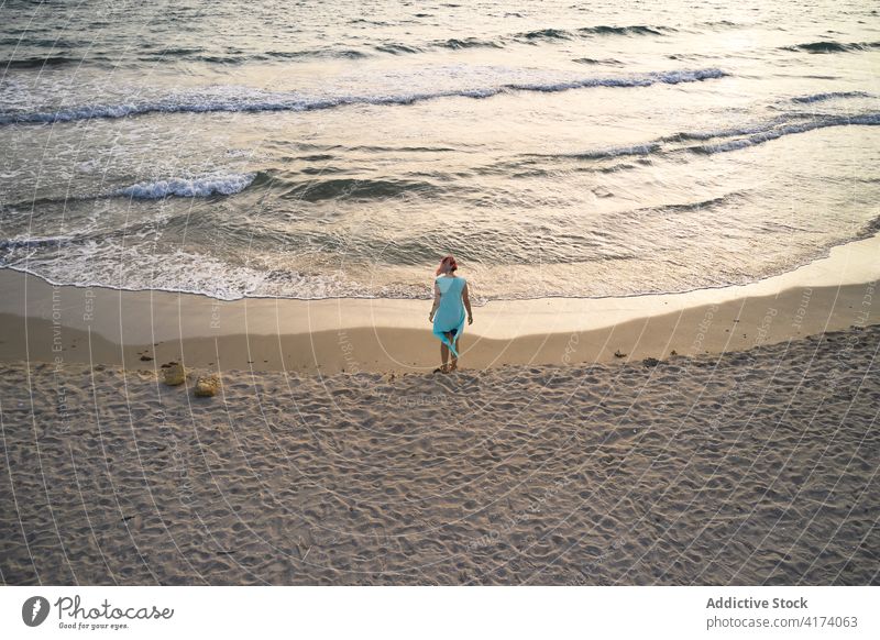 Frau bewundernd wogende Meer am Strand MEER winken Sand frisch stürmisch allein Seeküste Ufer reisen Tourismus Barfuß genießen sich[Akk] entspannen Erholung