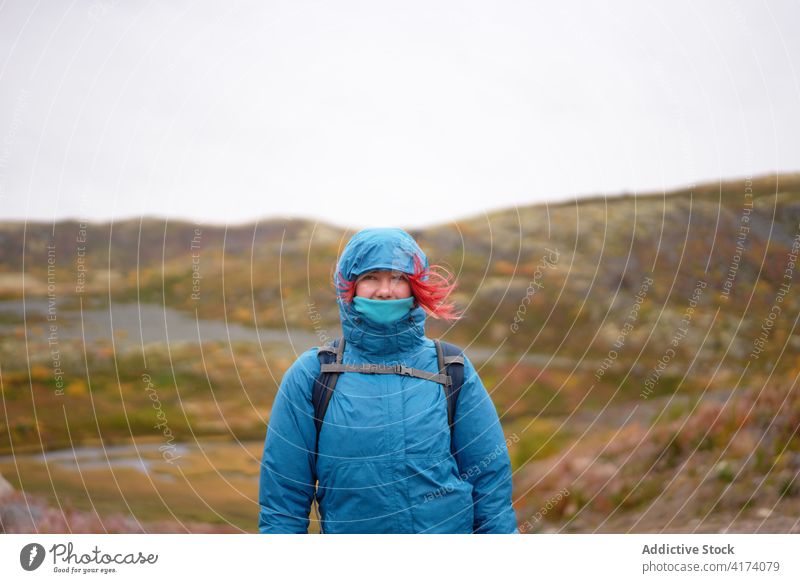 Reisende Frau beim Wandern im Hochland in der Nähe des Meeres Wanderung Reisender Trekking Herbst felsig Gelände Entdecker Rucksack kalt Wetter warme Kleidung