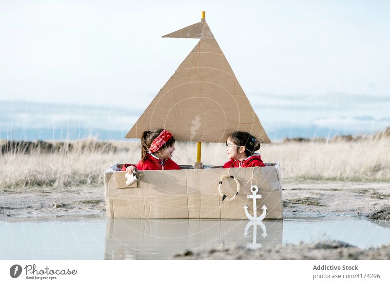 Neugierige Kinder spielen in Karton Boot auf dem Lande Zusammensein Spaß haben Fernglas Inspiration Spiel kreativ Schachtel Vorstellungskraft Mädchen