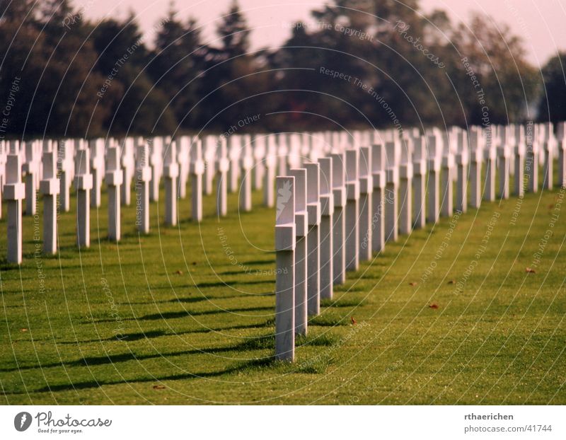 Unknown 2 Krieg Friedhof Grab aufgereiht historisch Rücken Schatten Sonne