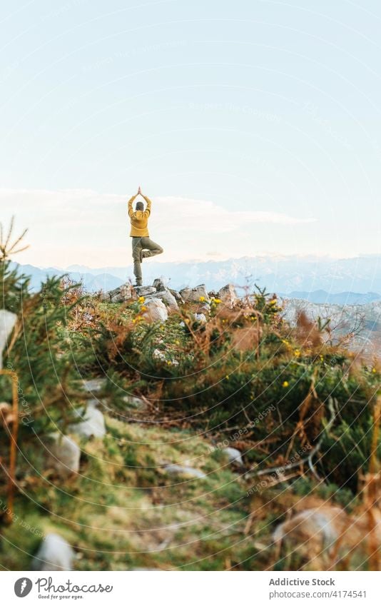 Reisende machen Yoga in Baumhaltung in den Bergen Berge u. Gebirge Reisender meditieren Gleichgewicht Zen Hochland Sonnenuntergang Entdecker Trekking Abenteuer