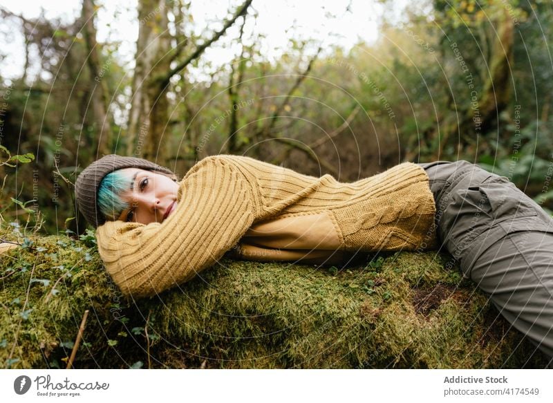 Müde reisende Frau entspannt auf Baumstamm im Wald Kofferraum Trekking müde sich[Akk] entspannen Wanderer Lügen Entdecker Pause Erholung Wälder Natur Abenteuer