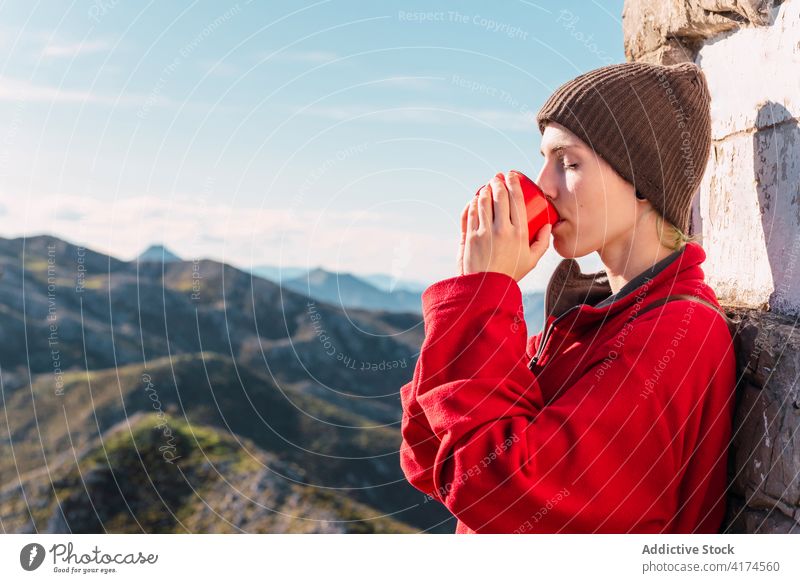 Reisender trinkt heißes Getränk in den Bergen trinken Heißgetränk Berge u. Gebirge androgyn Hochland reisen Wanderer genießen Ausflugsziel El Mazuco Asturien