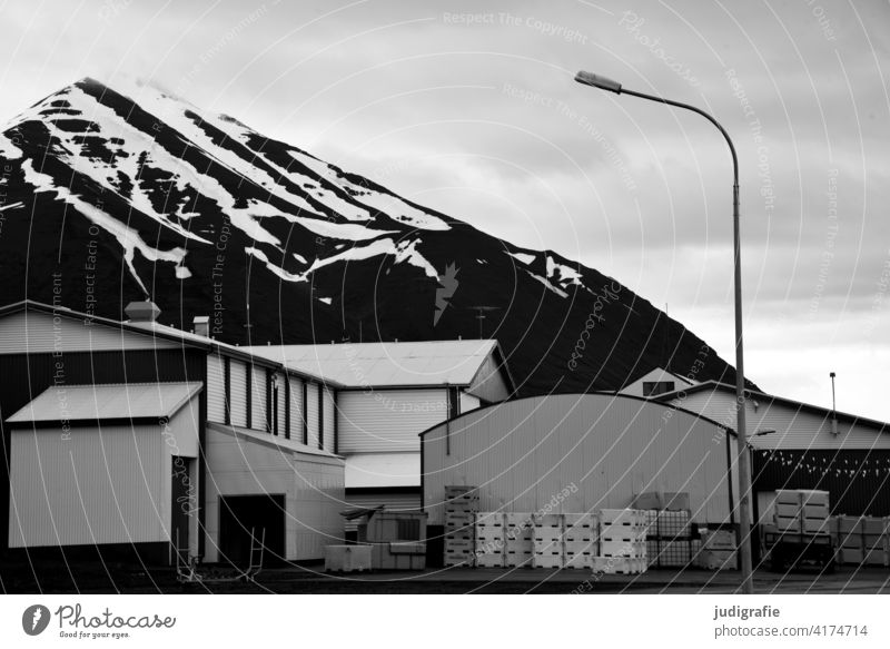 Island Hafen Hafengebiet Straßenlampe Berge u. Gebirge Schnee Industriegelände Fischereiwirtschaft Fischereihafen Kisten Kistenstapel Schwarzweißfoto Landschaft