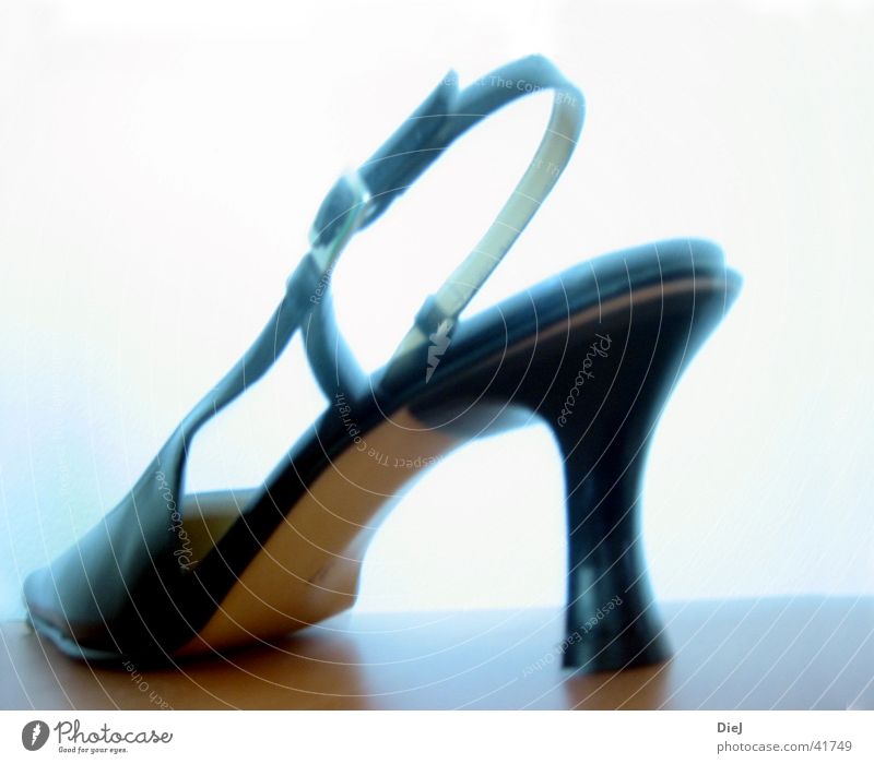 stöckelschuh Schuhe Damenschuhe schwarz Gegenlicht edel Treppenabsatz riemchen