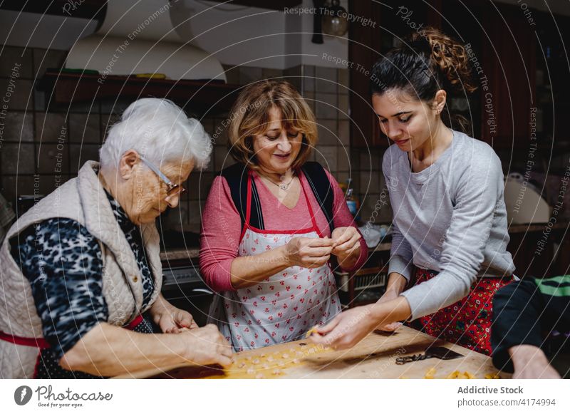 Frauen kochen traditionelle Tortellini in der Küche Koch vorbereiten Knödel Tradition Italienische Küche selbstgemacht Bestandteil Fleisch Teigwaren roh
