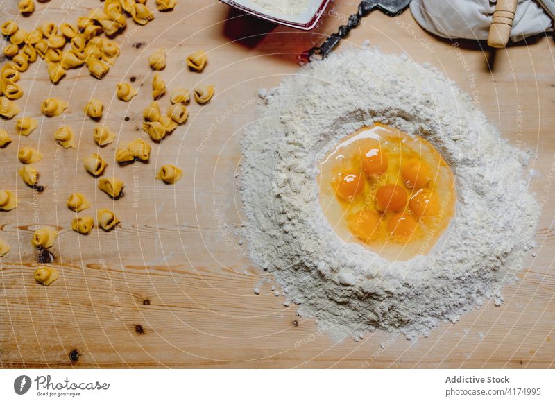 Zutaten für Tortellini auf dem Holztisch Bestandteil Italienische Küche Mehl Ei Teigwaren roh Koch Knödel selbstgemacht Gebäck Lebensmittel vorbereiten