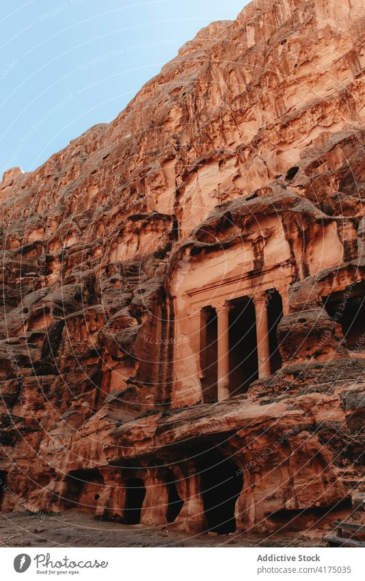 Alter Tempel in Sandsteinfelsen gehauen die Schatzkammer al khazneh Wahrzeichen Felsen Architektur antik historisch Erbe Petra Jordanien alt spektakulär rau