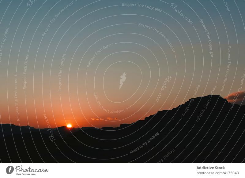 Heller Sonnenuntergang über der Silhouette der Berge Berge u. Gebirge Himmel orange Dämmerung Landschaft Hochland Wadi Rum Jordanien felsig Gelände Abend