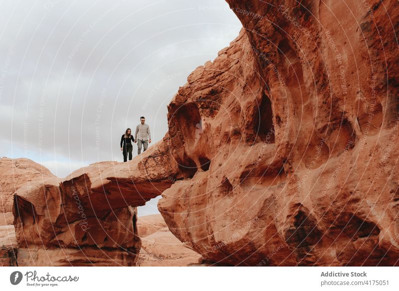 Ehepaar auf einem Felsen in der Wüste Paar wüst Gelände trocknen Urlaub Reisender Zusammensein Tal Partnerschaft Wadi Rum Jordanien reisen Tourismus Stein Natur