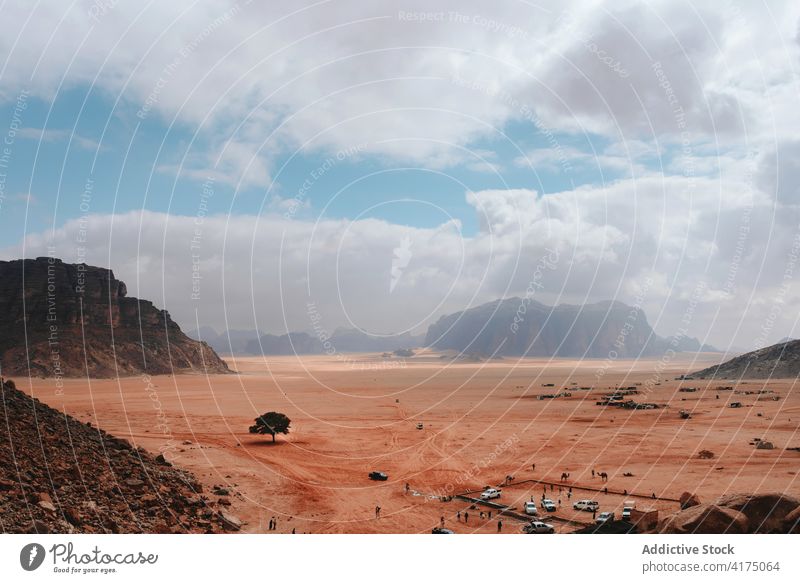 Wadi Rum im Hintergrund des Lagers mit Autos in malerischer Aussicht Felsen Gelände Sandstein Tal trocknen rau Jordanien Natur Tourismus Fernweh Abenteuer