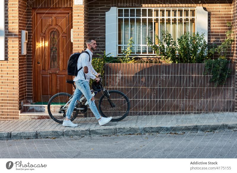 Hipster-Mann mit Fahrrad auf der Straße urban trendy Rucksack modern Spaziergang männlich Erwachsener Lifestyle Gebäude Stil Fahrzeug Verkehr Fußgänger