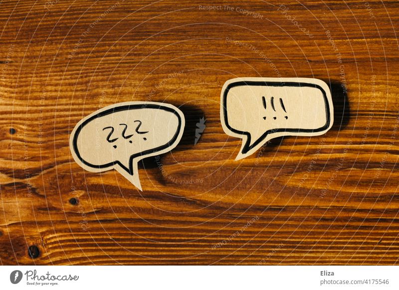 Zwei Sprechblasen mit Fragezeichen und Ausrufezeichen. Kommunikation. Fragen und Antworten. Erklärung reden unterschiedlich ? Irritation Verständigung