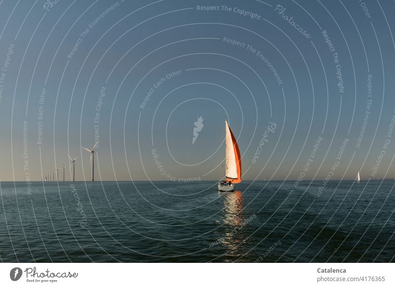 In Bewegung gesetzt durch den Wind Erneuerbare Energie Windräder Natur Wasser Wellen windig Schifffahrt Meer Segelyacht Horizont Himmel Ferien & Urlaub & Reisen