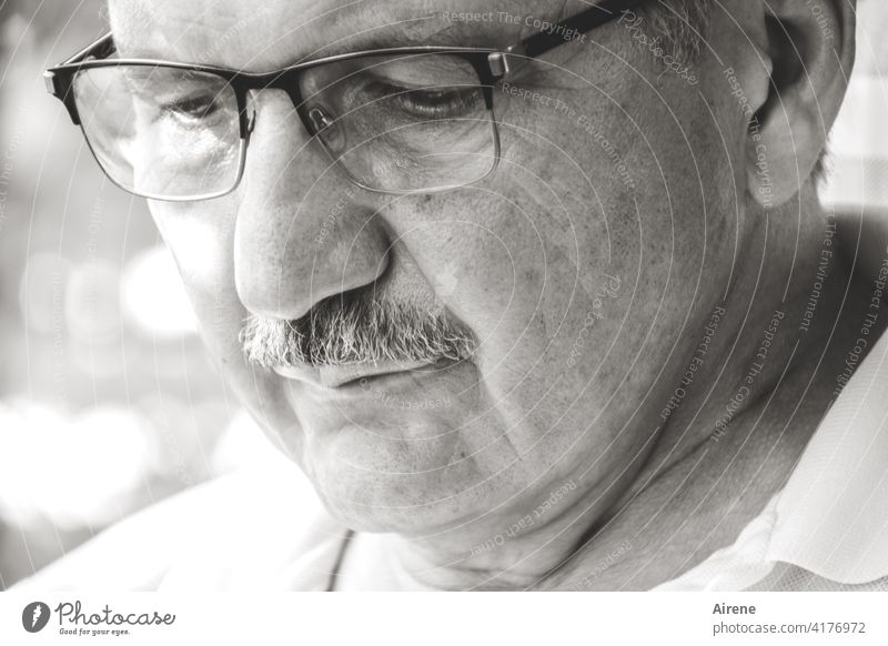 Analogleser Mann Erwachsene Blick nach unten Zufriedenheit lesen Lächeln Brille Lesebrille Konzentration ruhig bedächtig Porträt maskulin Gesicht