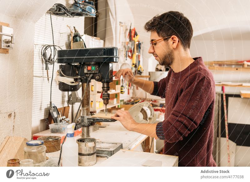 Schreiner mit Bohrmaschine in der Werkstatt Tischlerin bohren Maschine Zimmerer Mann Holzarbeiten Schreinerei Spielfigur männlich Kunsthandwerker Garage
