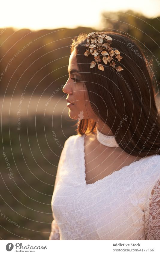 Charmante Braut in weißem Kleid stehend auf Steg im Wald weißes Kleid Boho Hochzeit elegant Anmut Frau Natur brünett hochzeitlich romantisch jung Heirat Glück