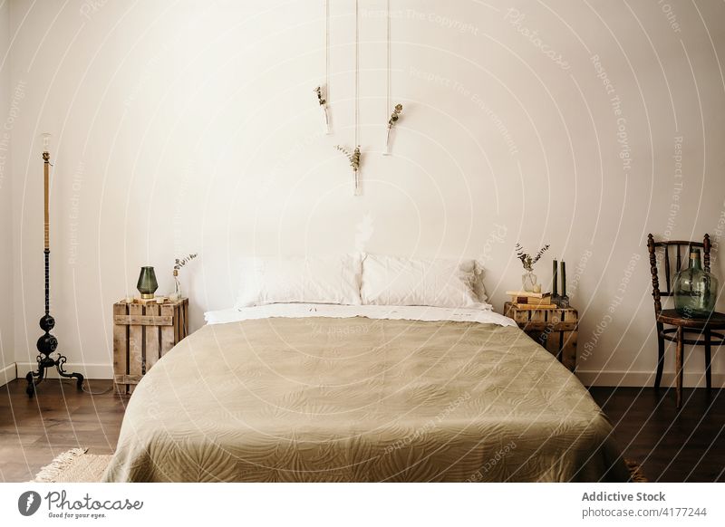 Nomadischer Stil Interieur des Schlafzimmers zu Hause sehr wenige Boho nomadisierend Innenbereich Design Bohemien heimwärts gemütlich Möbel hölzern Bett Komfort