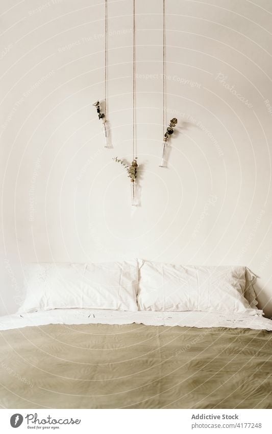 Einfache Boho-Inneneinrichtung für das Schlafzimmer sehr wenige einfach Innenbereich Design heimwärts Bett Dekoration & Verzierung Bohemien handgefertigt Wand
