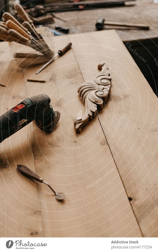 Geschnitzte Holzdetails und Tischlerwerkzeuge auf einem Tisch Schreinerei Holzarbeiten schnitzen Instrument Werkzeug professionell Werkstatt hölzern Handwerk